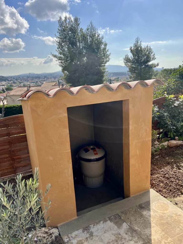 Construction de local technique pour piscine en maçonnerie robuste et durable