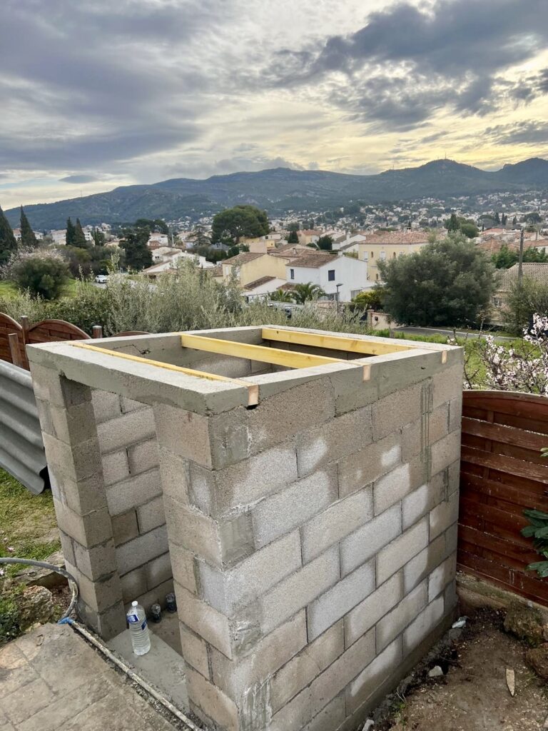 Installation professionnelle de local technique pour piscine extérieur avec maçonnerie personnalisée